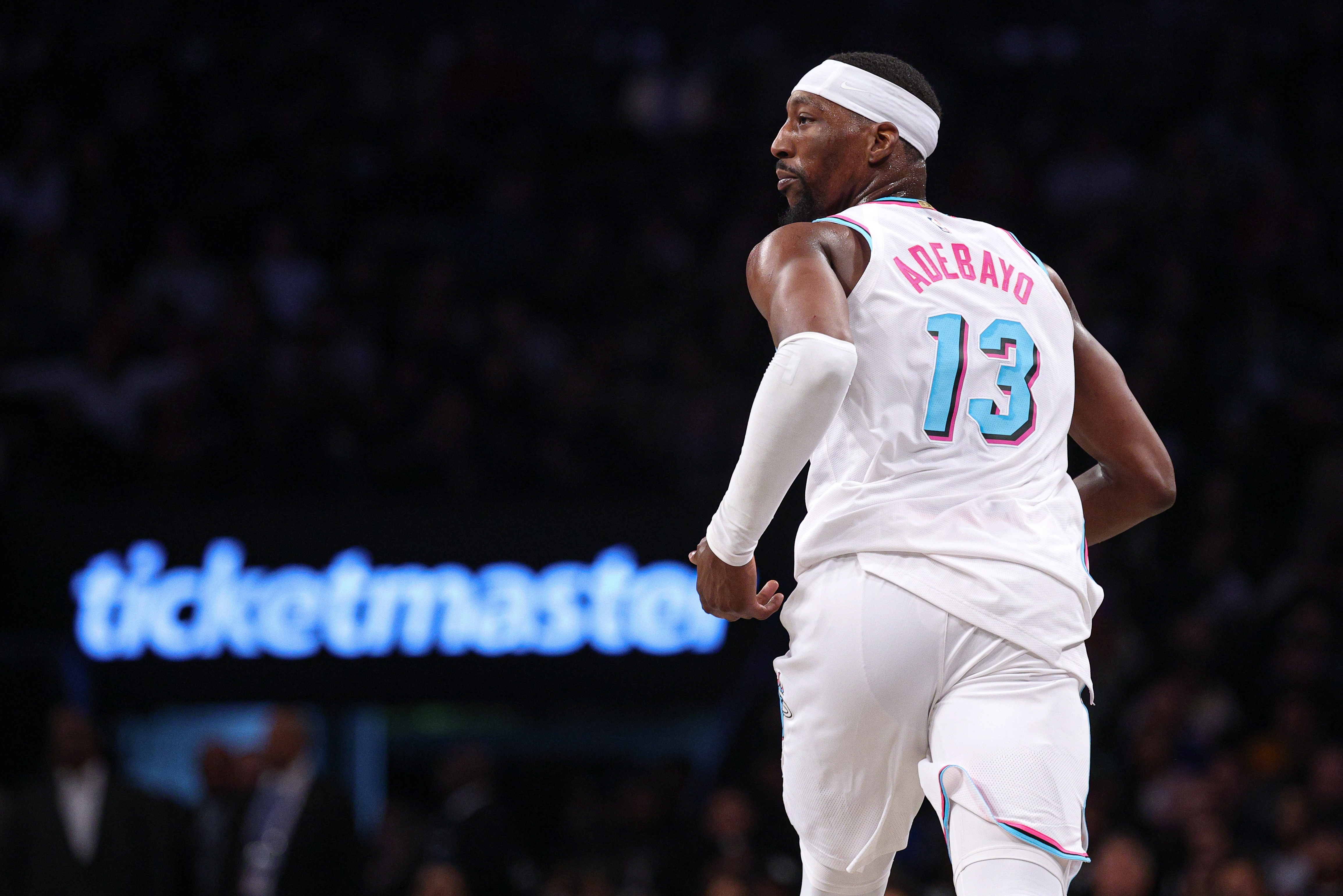 凯恩迎来七赛季高光表现，独行侠球迷沸腾！