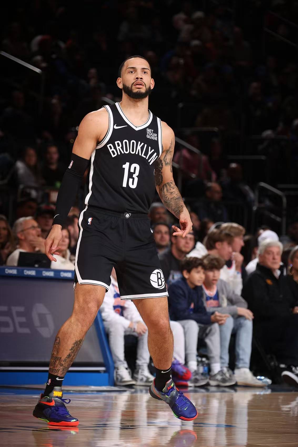 库里重返赛场，锐不可当首场状态出色，篮网观众沸腾！